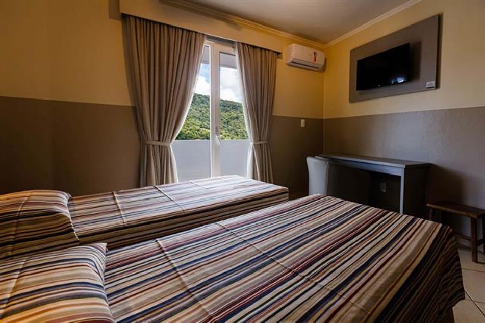 Quarto para família na Pousada Recanto do Abraão